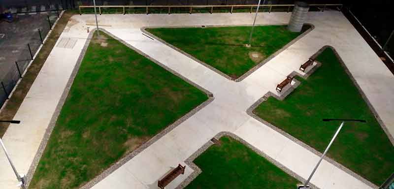 Vista aérea de parque con césped y bancos