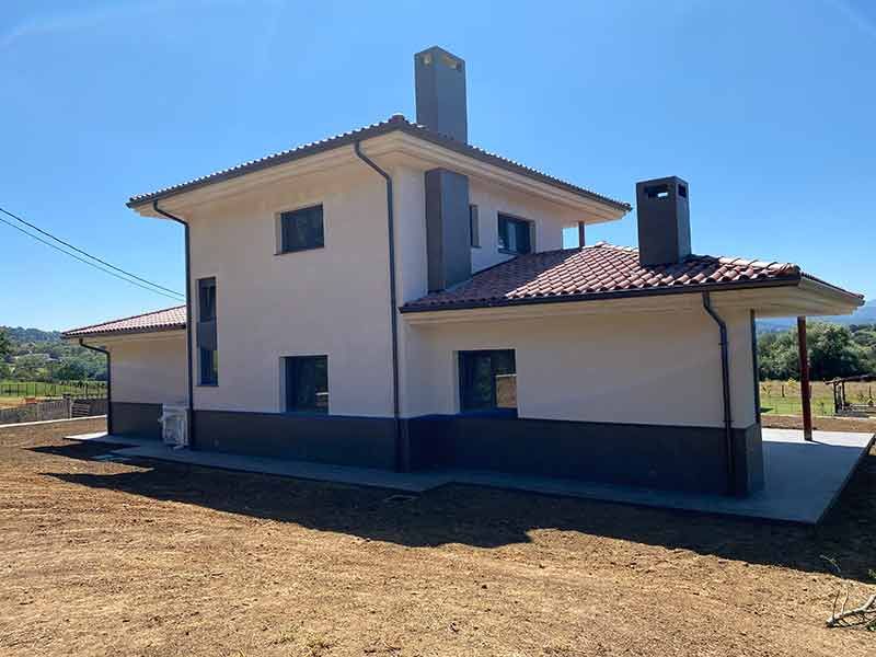 Vivienda unifamiliar clara con tejado de cerámica