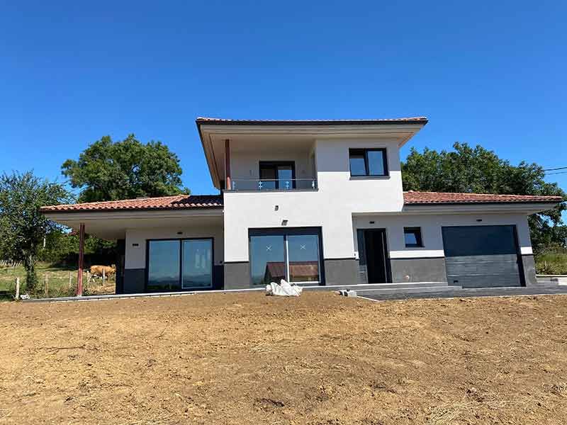 Frontal de chalet, con dobles ventanas y garaje