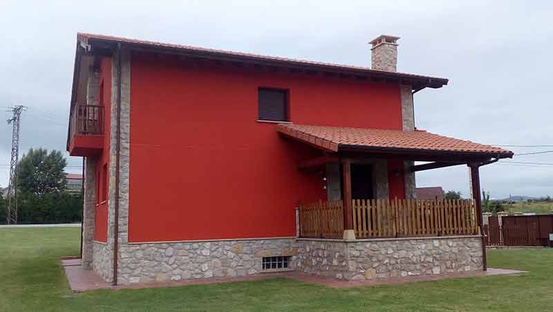 Porche lateral de casa roja